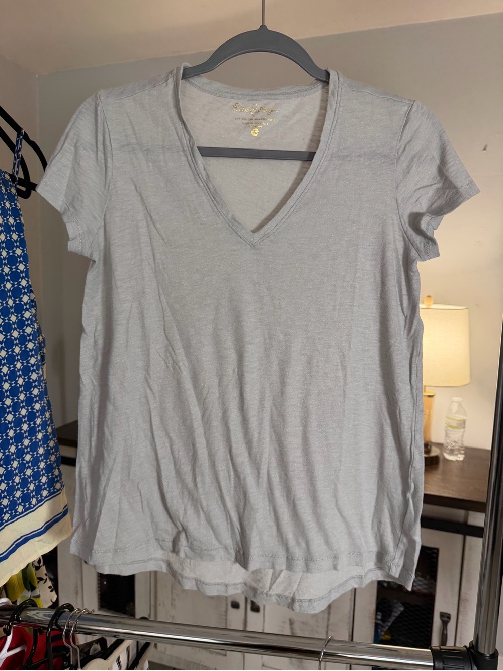 Lilly Pulitzer Light Gray V-Neck Short Sleeve Tee S